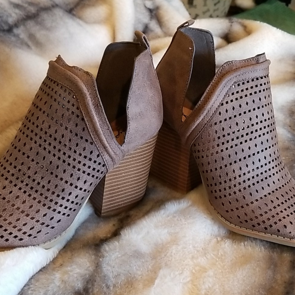 Shoes - Picture 2 of 3